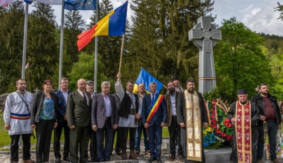 Emésztgessük csak: a rendőrség szerint a mélyrománok misére járnak az úzvölgyi sírkertbe, tehát nem sértenek törvényt
