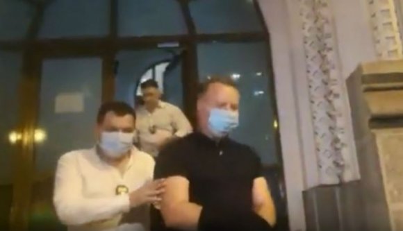 Így vitték a rendőrségi fogdába megbilincselve a pénzmosás elleni hatóság diplomahamisító exvezetőjét (VIDEÓval)