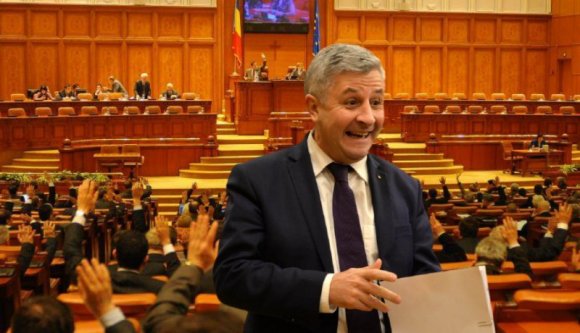 Románia: életre szóló jogi funkciót kap az ember, aki Btk.-módosítással próbálta kisimlizni Dragneát a börtönből