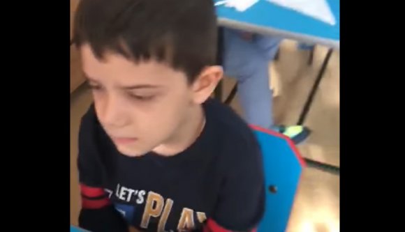 Egy kisfiú nem vágta fel a gyümölcsöt, és ezzel kirúgatta az agresszív óvónőt (VIDEÓval)