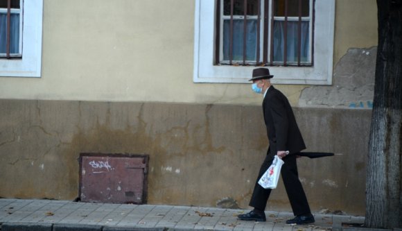 Már Hargita megyét is úgy meglegyintette a járvány, hogy az utcán is maszkban kell járni