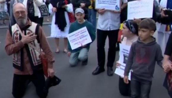A vírus- és maszktagadóknak még a járványriadó kellős közepén is volt kedvük tüntetgetni