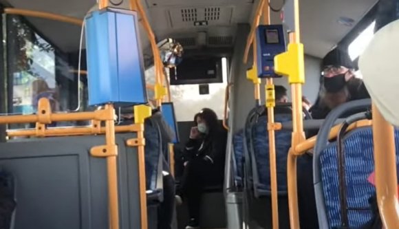 Nem akart maszkot viselni a buszon az ortodox pap, majd úgy beszélt egy hölggyel, mint a kapcájával (VIDEÓval)