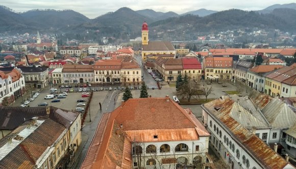 Még egy, magyarok által is lakott megyeszékhely lakóinak kell még az utcán is szájmaszkot viselniük