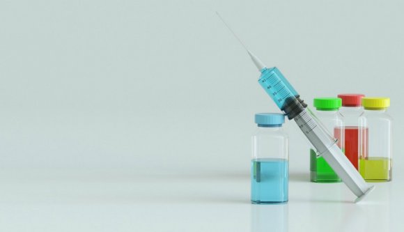 Nincs karácsony: csak jövő áprilisra érkeznek meg a koronaoltásból az első komolyabb szállítmányok