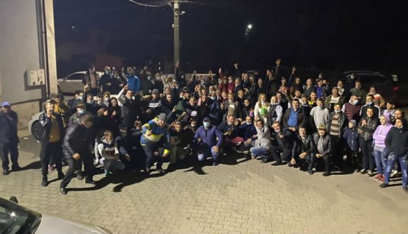 Koronavírus? Ugyan már, ha a mi polgármester-jelöltünk győzött, azt akkor is az utcán kell megünnepelni!