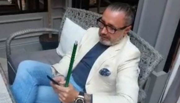 Luxuskörülmények között él egy szomszédos ország fővárosában egy korrupció miatt elítélt román exhonatya