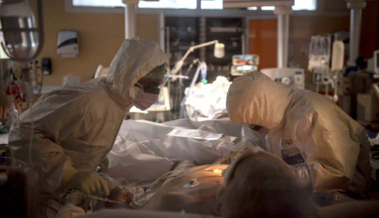 Rezeg a léc: majdnem beteltek a sürgősségi helyek Romániában, kénytelenek bővíteni az osztályokat