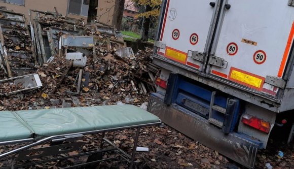 A koronavírusban elhunyt áldozatok gyászolóinak átverésével próbálnak hasznot húzni egyes temetkezési cégek