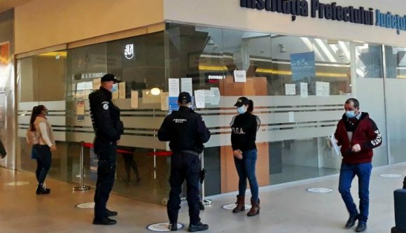 Mosdótálakban, vedrekben és befalazva rejtegettek egymillió eurót a jogosítvány-kibocsátó hivatal alkalmazottai