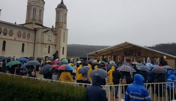 Hiába minden tiltás, a járványtagadó ortodox érsek mégis összehozott egy búcsút Szent András napján