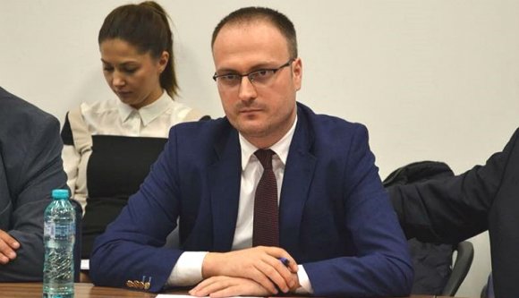 Gyanúsítottként is gátlástalanul lapátolja az EU-s pénzeket a román közélet egyik legvisszataszítóbb figurája