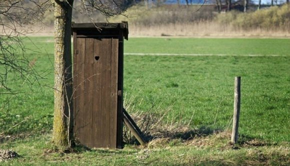 Az EU szégyene: Romániában a lakosság negyede még mindig udvar végi vécére jár, ha rájön a szükség