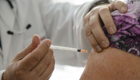 Újabb adag influenza elleni oltás érkezhet – de ne a patikákban keresse