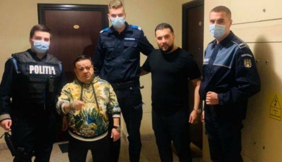 Megbírságoltak a rendőrök két, illegális partit tartó manelesztárt, majd gyorsan le is fényképezkedtek velük