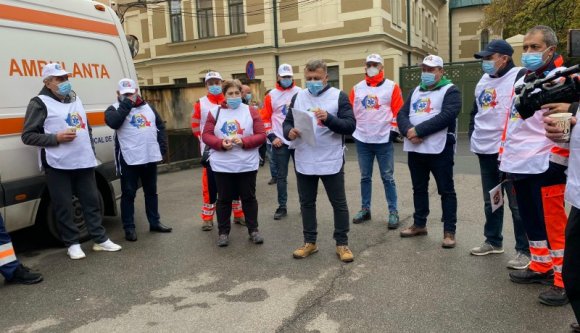 Gondok vannak a frontvonalon: a mentősöknek kezd elegük lenni, a kormány is csak szívatja őket