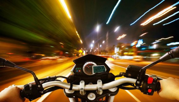 Majdnem háromszázzal száguldott egy román motoros Londonban, de végül pórul járt