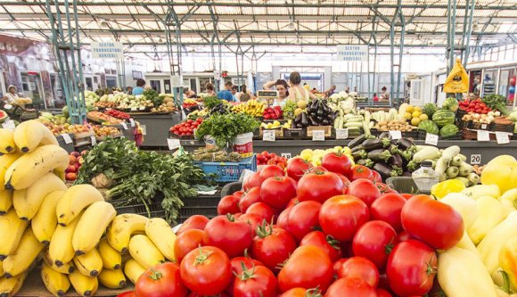 A kormány szerint a szupermarket kevésbé veszélyes, mint a piac, ezért nem kell bezárni