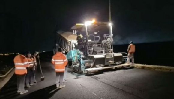 Annyira be akarnak fejezni egy erdélyi autópálya-szakaszt még a választások előtt, hogy sötétben is aszfaltoznak