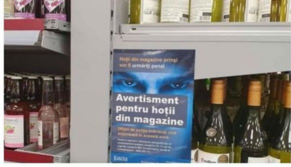 Egy londoni áruház román nyelvű plakáton kéri a vásárlókat, hogy tartózkodjanak a lopástól