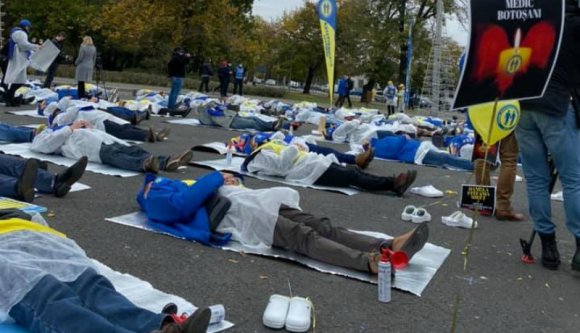 Fehér papucsokat raktak ki a kormánypalota elé az elhunyt egészségügyisek emlékére (VIDEÓval)