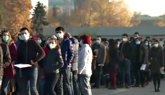 Ezrével álltak sorba az ifjú orvosok a rezidensvizsga helyszínén, egymás hegyén-hátán (VIDEÓval)