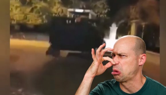 Bűzös bosszú: egy utánfutónyi trágyát öntött a polgármester háza elé egy dühös traktorista (VIDEÓval)