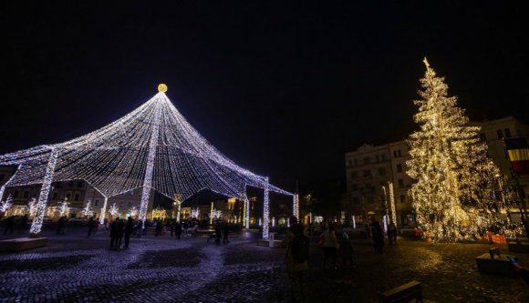 Lesz karácsonyi mise és valamikor nyugdíjemelés is – ígéri a kampányhajrában a kormányfő