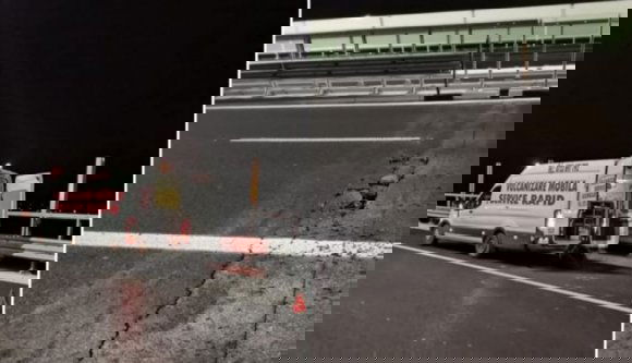 Alig adták át az első moldvai sztrádaszakaszt, egy sofőr máris összetörte az autóját egy méretes kátyú miatt