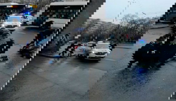 Közelharc az állomás előtt: a rendőrök keményen földhöz csapták az agresszív maszktagadókat (VIDEÓval)