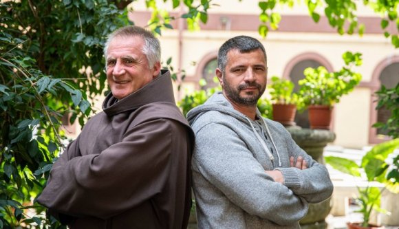 „Jézus sem ült a kispadon” – Csender Leventével beszélgettünk Böjte Csaba füveskönyvéről