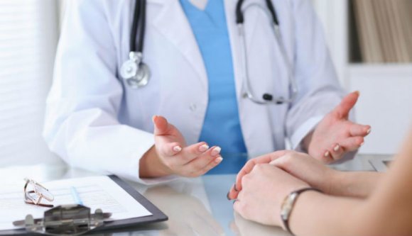 Bezárta egy orvos a rendelőjébe a páciensét, mert az nem akart annyit fizetni, amennyit kért