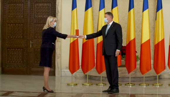 Iohannis adott pár plecsnit pár orvosnak, hátha ettől nem omlik össze az egészségügy (VIDEÓval)