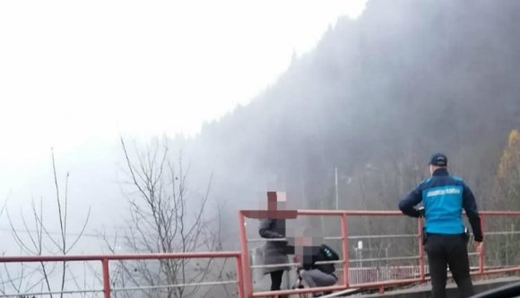 Vesztegzár alatt van a lakhelyük, ők mégis kirándulni mentek a természetbe – ám ekkor jöttek a hegyi csendőrök