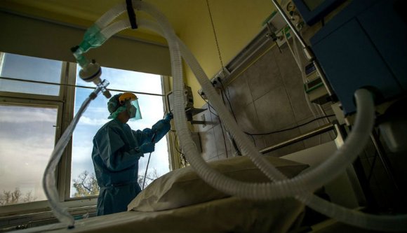 Az ész megáll: tévedésből lekapcsoltak a lélegeztetőgépről egy koronavírusos nőt, aki emiatt meghalt