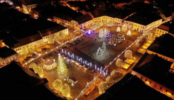 Nagybányán magasról tettek a járványra: jókora tömeg vett részt az ünnepi díszkivilágítás felkapcsolásán