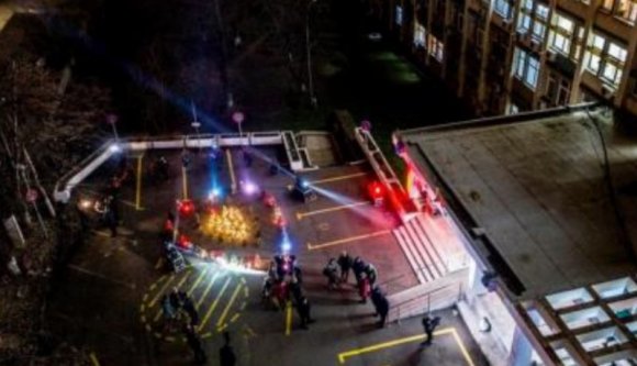 Szív alakban kirakott karácsonyfákkal lepték meg a járvány frontvonalában küzdő orvosokat (VIDEÓval)