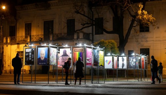 Nem tolerálták a tolerancia-kiállítást Temesváron: szinte naponta elloptak vagy megrongáltak egy-egy plakátot (VIDEÓval)