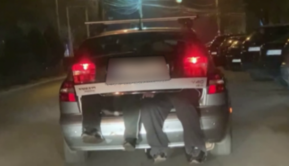 Nem fért be az autóba, a csomagtartóban szállította csatakrészeg férjét egy nő egy buli után