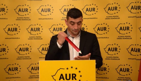 Alig csengett le a kampánylagzi, az ultranackó AUR elnöke egy újabb „hórára” invitálta a népet