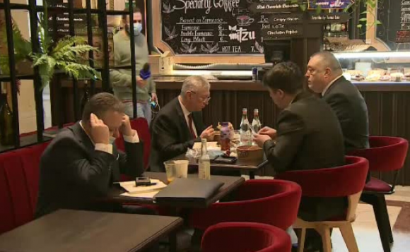 Milyen kovid? A szabálytagadó honatyák már a parlament alakuló ülésén kiviselték magukat