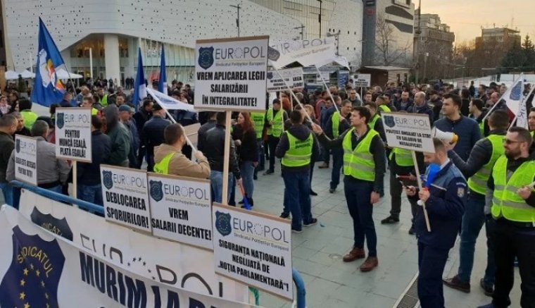 A kormány máris szerzett magának ellenséget: a rendőrök tiltakozó akciókkal zárják az évet