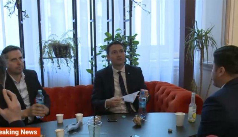 Hoppá: nekimegy a rendőrség a parlamentben a szabályokra fittyet hányó honatyáknak és honanyáknak