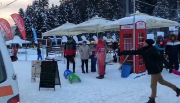 Megzavarta a szórakozásukat a sebesültet szállító mentőautó, óriási botrányt rendeztek (VIDEÓval)