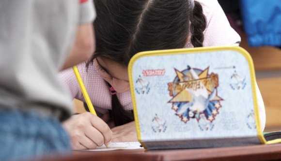 Esély a felzárkózásra: az aréna öltözőjében alakítottak ki osztálytermet a tűzkárosult csíksomlyói romák gyerekeinek