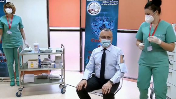 Íme az információ, amit mindig is tudni akart: fény derült a tanügyminiszter „oltóablakos” ingének titkára