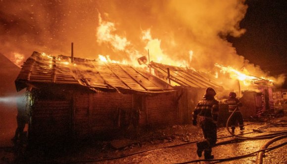 Tűzvész tombolt Csíkszeredában a Somlyó utcai romatelepen (VIDEÓval/FRISSÍTVE)