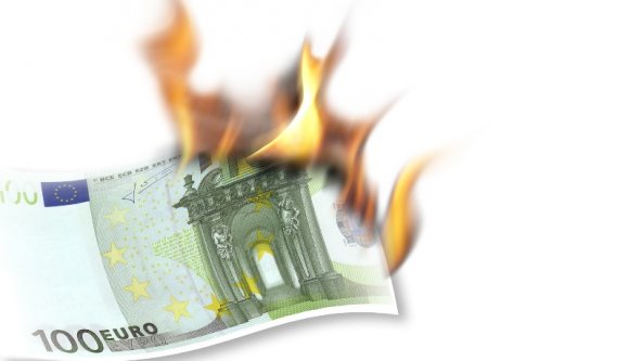 Ha kazalban égetnénk a pénzt, jobban járnánk, mint az iskolai táblagépes beszerzésekkel