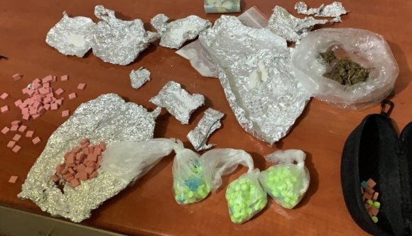 Porba döntött üzlet: kokaint és füvet árultak, rájuk köszönt a rendőrség (VIDEÓval)