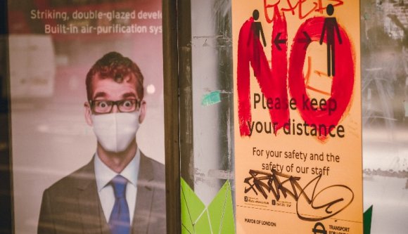 Enyhén csökkenő járványszámokkal közeleg a hétvége